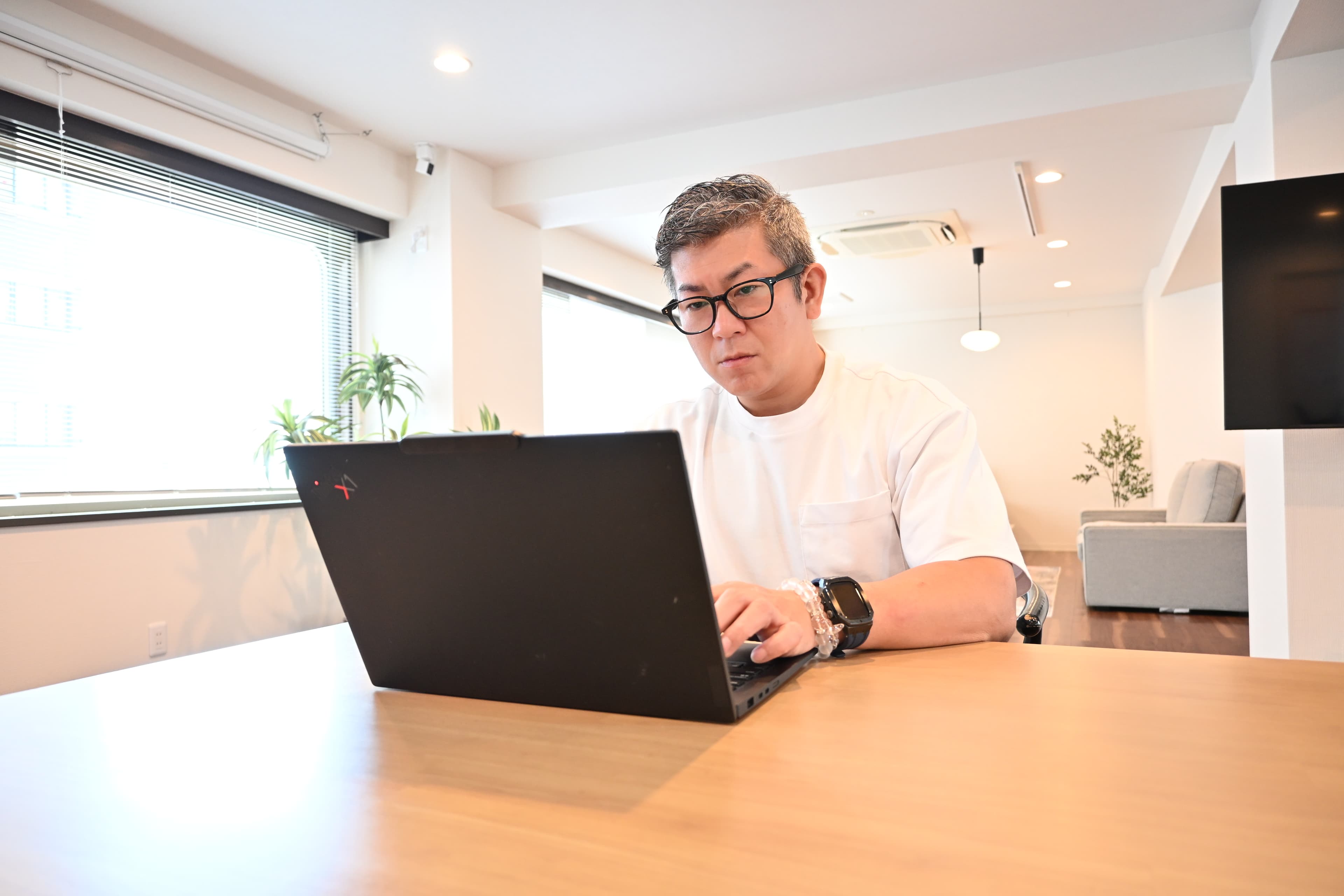 PC作業中の関野代表